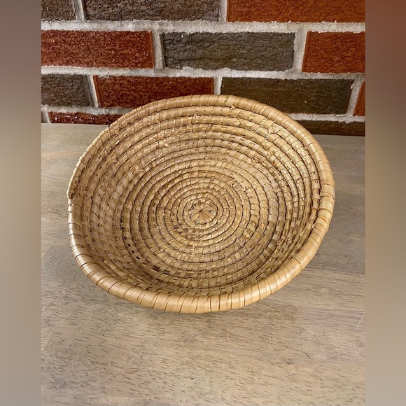 Vintage Sweetgrass‎ Coiled Fruit & Bread Bowl Basket Round 2.5x9” Sturdy EUC - Picture 1 of 6